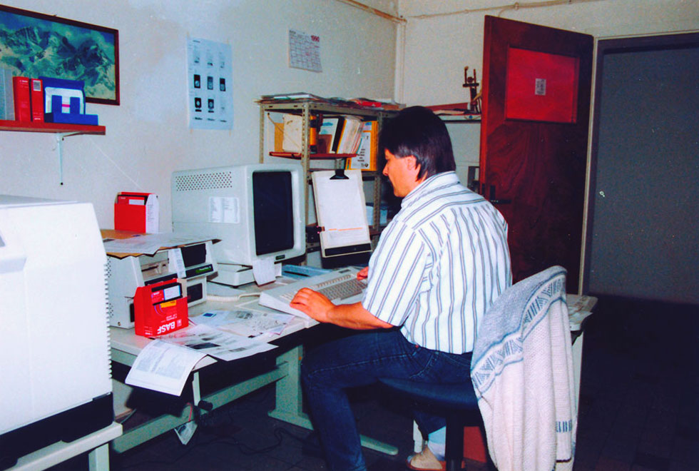 Schriftsetzer Uwe Stephan am Fotosatz